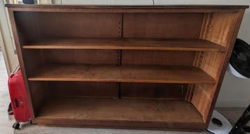 Houten boekenkast met ouderwets verstelbare planken