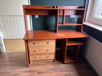 Gratis bureau met opbouw (excl. ladekastje)