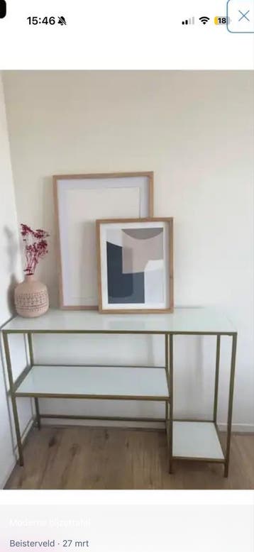 Moderne bijzettafel met lijsten en vaas