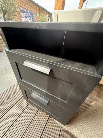 GRATIS 2 Zwarte ladekastjes met 2 laden en open vak IKEA