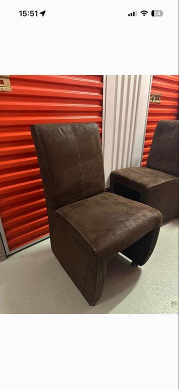 4 bruine eetkamerstoelen met wieltjes