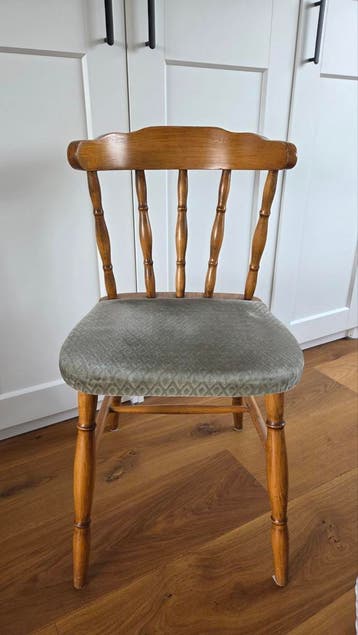 Klassieke houten keukenstoel met zachte zitting - gratis!