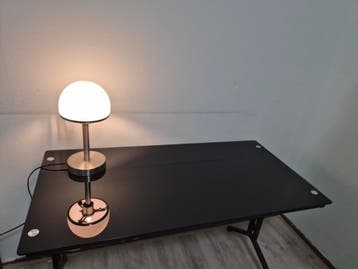 Gratis: glazen buro met stalen poten