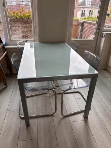 Eettafel met melkglas blad, 4 stoelen (stoelen zijn al weg)
