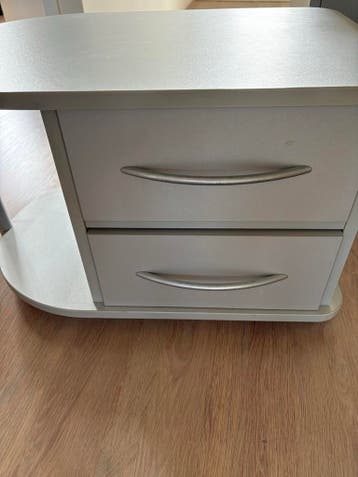 Lichtgrijs houten nachtkastje met 2 lades