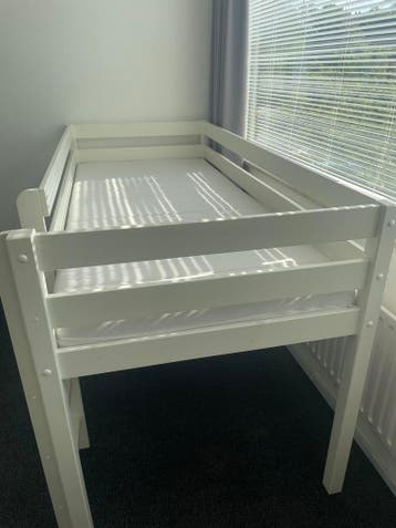 Gratis Half hoog slaper inclusief lattenbodem en matras
