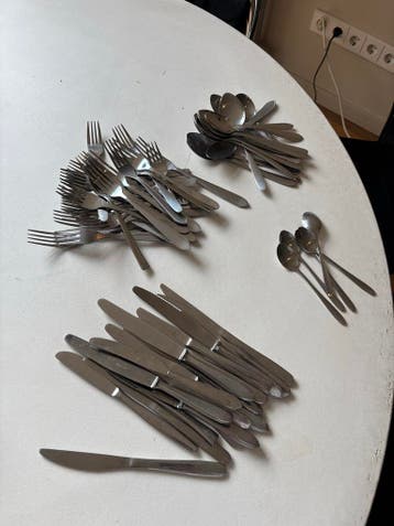 Grote set bestek: messen, vorken, lepels en theelepels