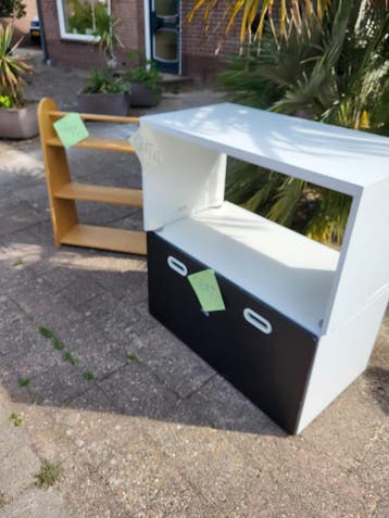 Gratis kast en Ikea tafel met la
