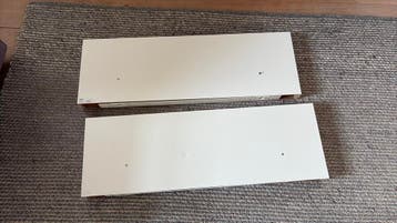 Gratis: twee Ikea Persby zwevende planken (licht beschadigd)