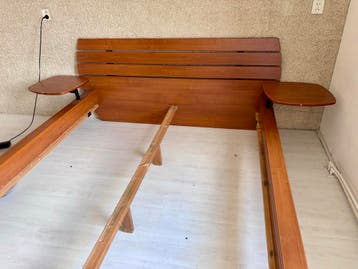 Houten tweepersoonsbed met nachtkastjes