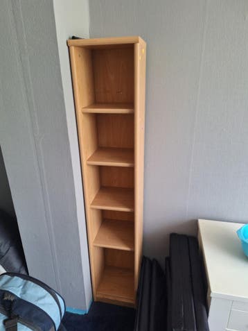 Smalle houten boekenkast met 5 vakken