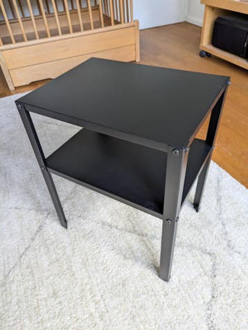 Zwarte metalen bijzettafel (IKEA KNARREVIK)