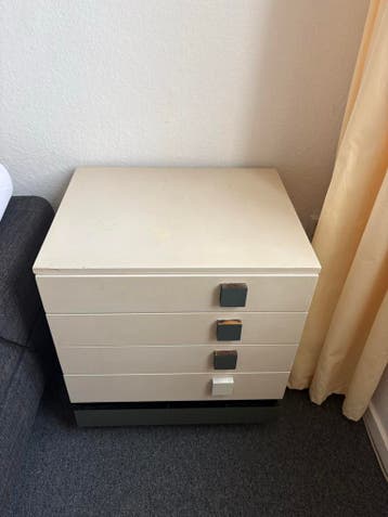 Gratis set van 2 nachtkastjes met 4 lades