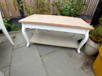 Diverse meubels: salontafel, kinderstoelen, eettafel