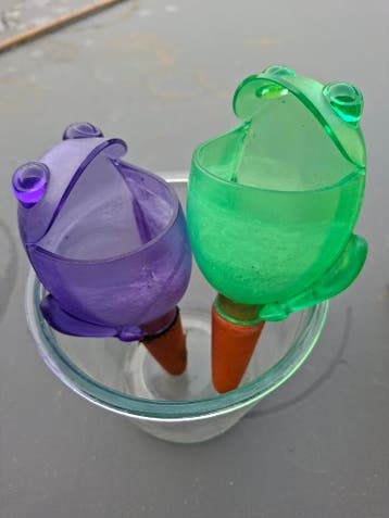 2 kleine waterreservoirs voor binnenplanten