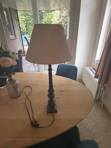 Klassieke tafellamp met stoffen kap GRATIS