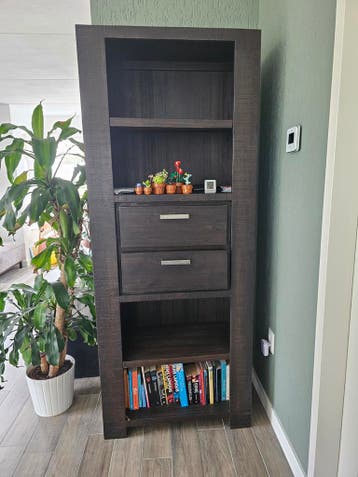 Donkerbruine boekenkast met 2 lades