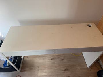 Wit bureau met lades en kabeldoorvoer