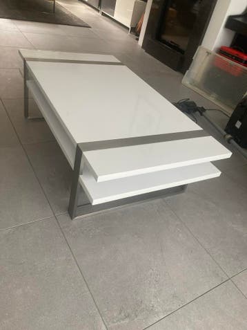 Moderne witte salontafel met metalen accenten