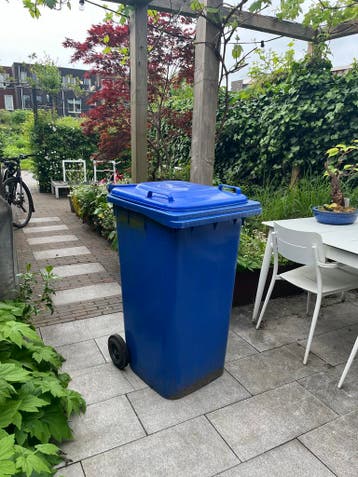 Grote blauwe afvalbak / kliko