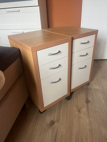 2 nachtkasjes op wielen
