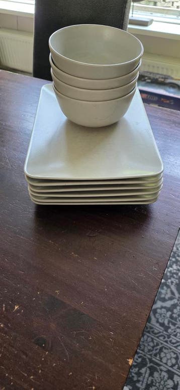 6 rechthoekige borden en 4 schaaltjes van Ikea