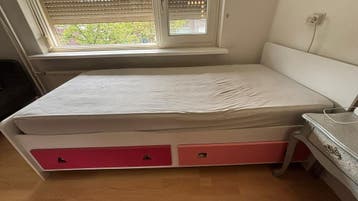 Meisjesbed met opberglades