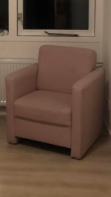 Roze fauteuil met armleuningen