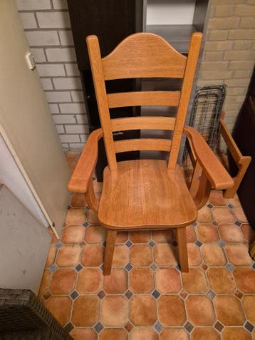 Stevige houten Stoel Gratis