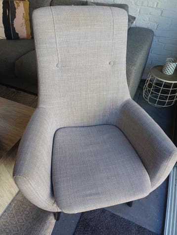 2 grijze stoelen, gratis op te halen.