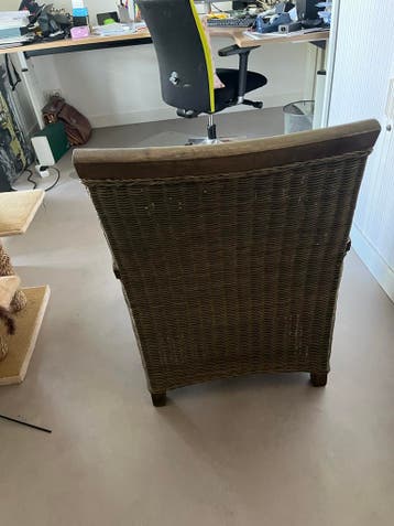Comfortabele rotan fauteuil met houten accenten