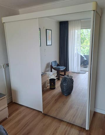 Schuifdeurkast met spiegeldeur
