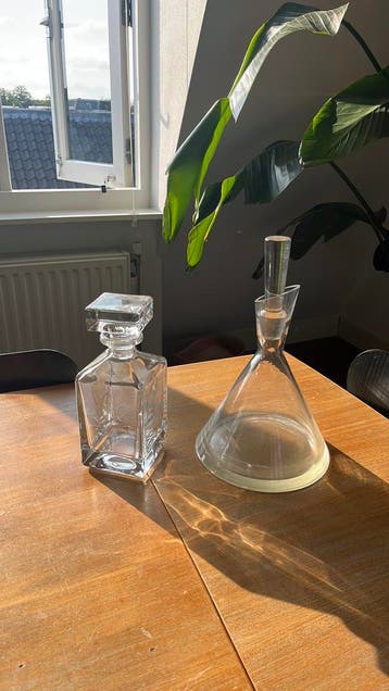 Twee glazen decanters