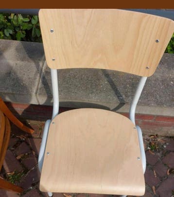 Houten stoel met metalen frame