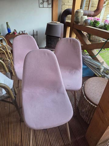 Gratis 4 roze stoelen