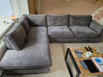 Gratis comfortabele grijze hoekbank