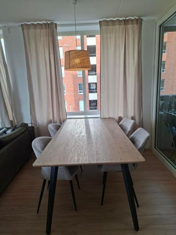 Gratis af te halen: Eettafel met lichte schade (begin juli)