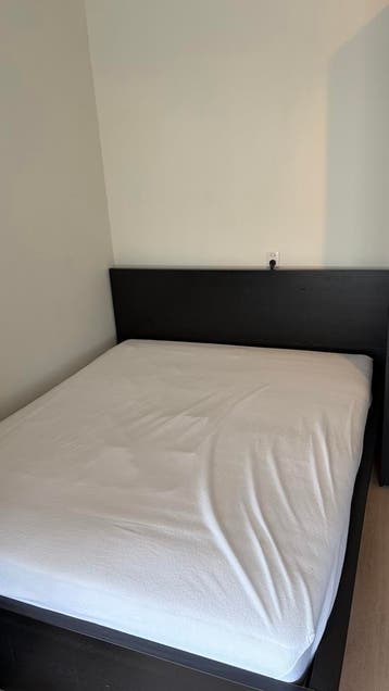 Zwart IKEA tweepersoonsbed (160 cm) met hoofdbord