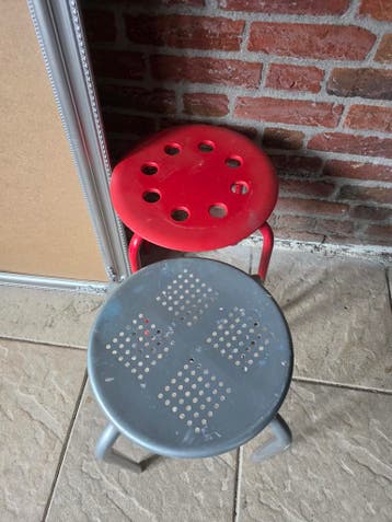 Set van 2 metalen krukken, rood en grijs