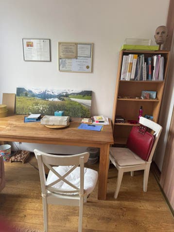 Massief houten tafel, Billy boekenkast, twee houten stoelen