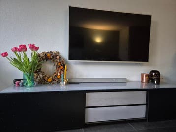 Modern tv-meubel, glazen blad en lades