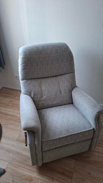 Comfortabele grijze relaxfauteuil met voetensteun