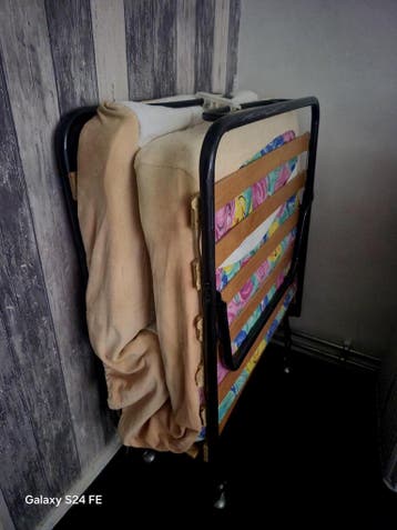 Opklapbaar metalen bed met matras