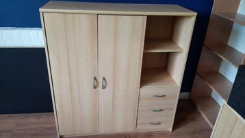Gratis Billy kast IKEA. Met deuren en lades.
