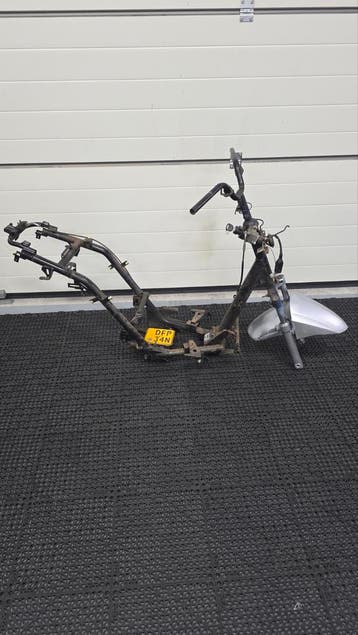 Frame Peugeot Kisbee met plaat en papieren