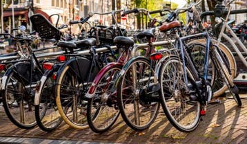 Fietsen en brommers
