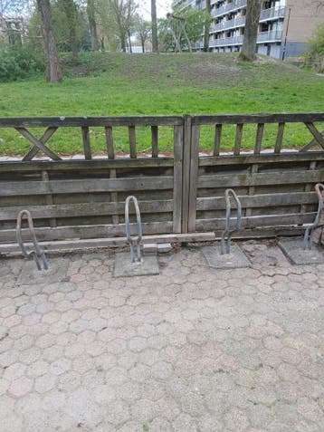 Gratis 4 fietsekken op betonnenvoet.
