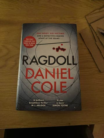 Ragdoll - Daniel Cole (Engelstalig Thriller/Misdaad Boek)