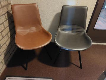 Twee stoelen gratis af te halen