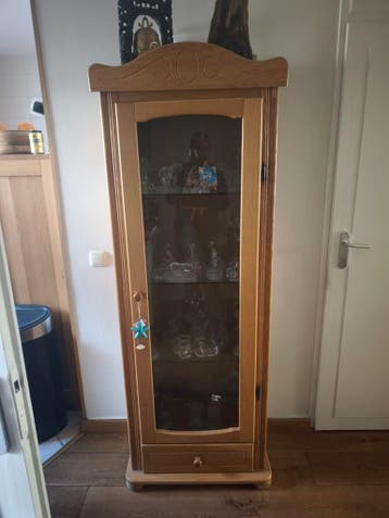 Glazen vitrinekast met verlichting